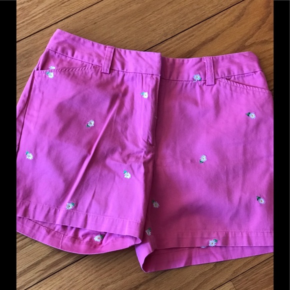 New khakis Int’l Design shorts size 6 daisies - Picture 1 of 3